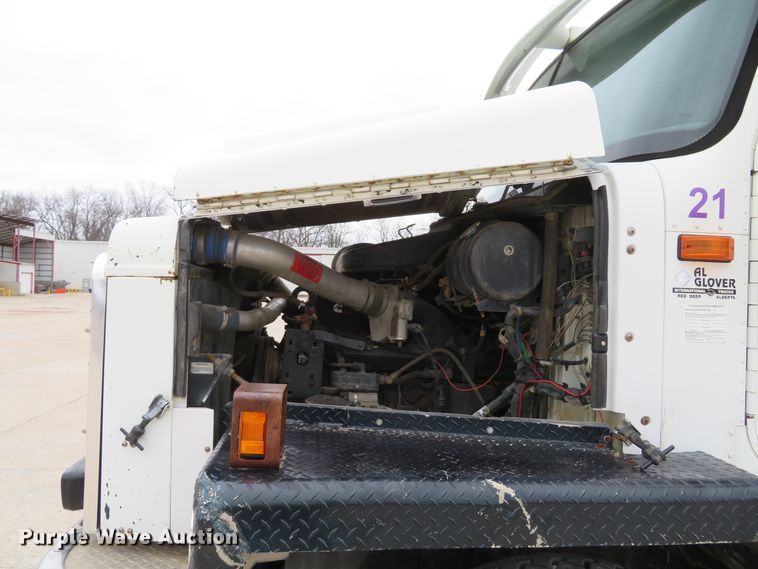 image for item DI2039 2001 International 5600i vacuum truck