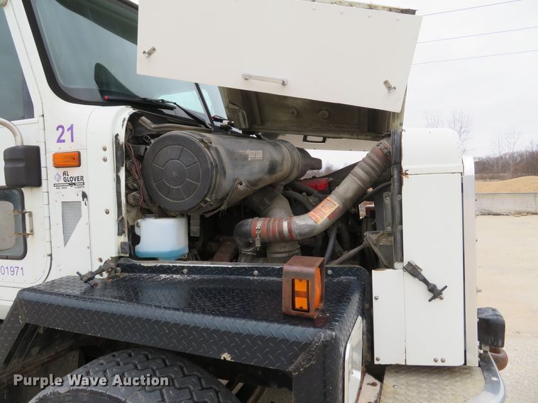 image for item DI2039 2001 International 5600i vacuum truck