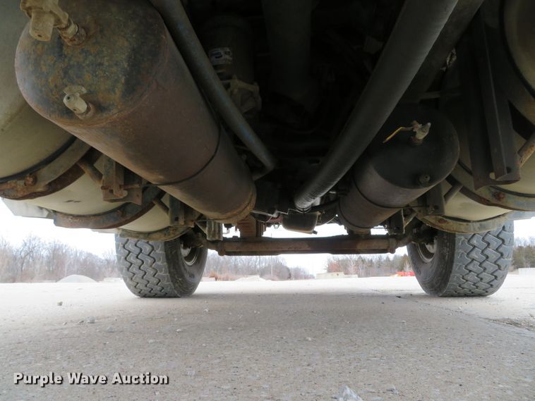 image for item DI2039 2001 International 5600i vacuum truck