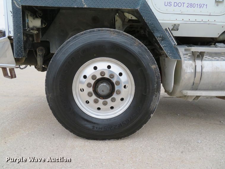 image for item DI2039 2001 International 5600i vacuum truck