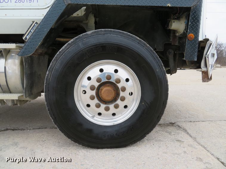 image for item DI2039 2001 International 5600i vacuum truck