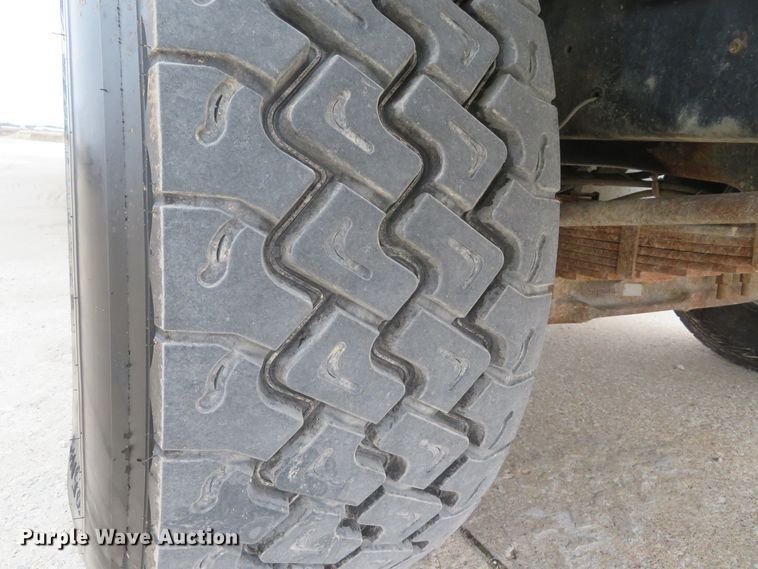 image for item DI2039 2001 International 5600i vacuum truck