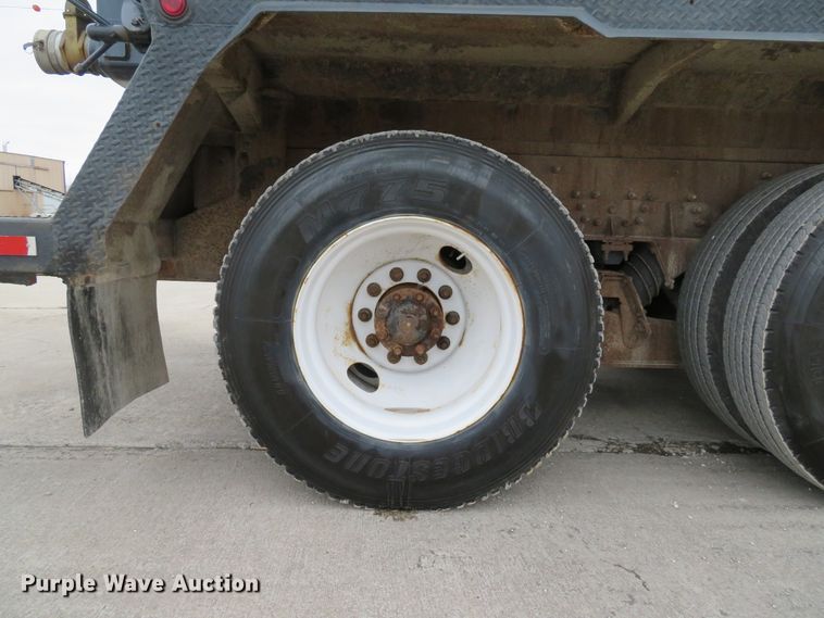 image for item DI2039 2001 International 5600i vacuum truck