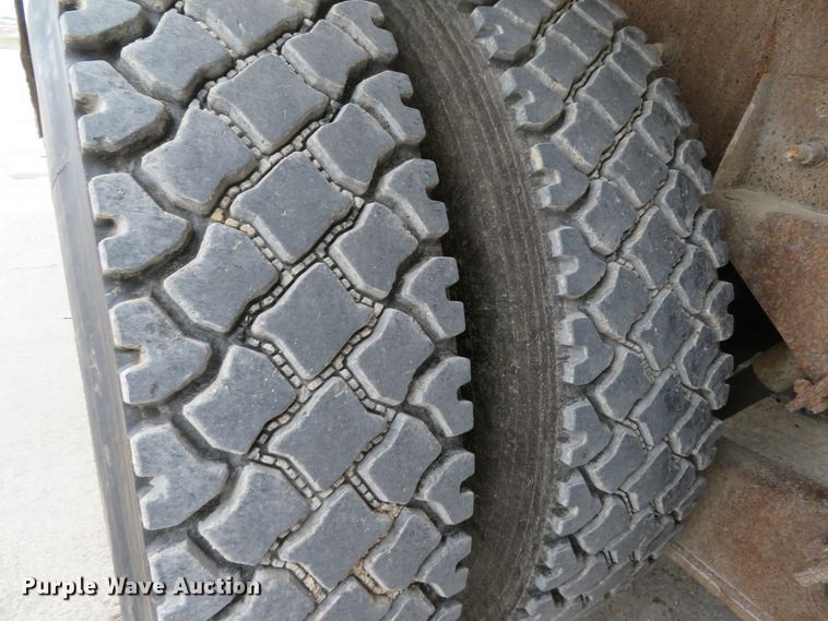 image for item DI2039 2001 International 5600i vacuum truck