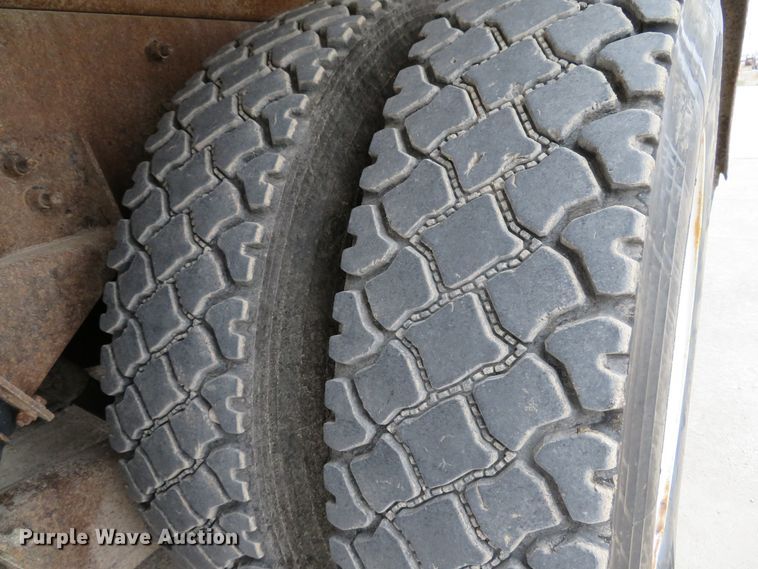 image for item DI2039 2001 International 5600i vacuum truck