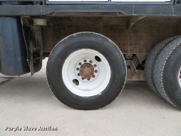 image for item DI2039 2001 International 5600i vacuum truck