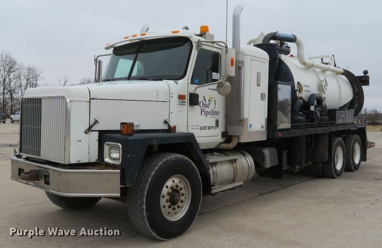 image for item DI2040 2002 International 5600i vacuum truck