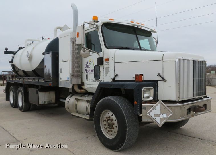 image for item DI2040 2002 International 5600i vacuum truck