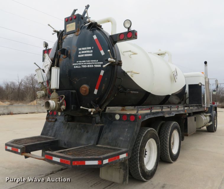 image for item DI2040 2002 International 5600i vacuum truck