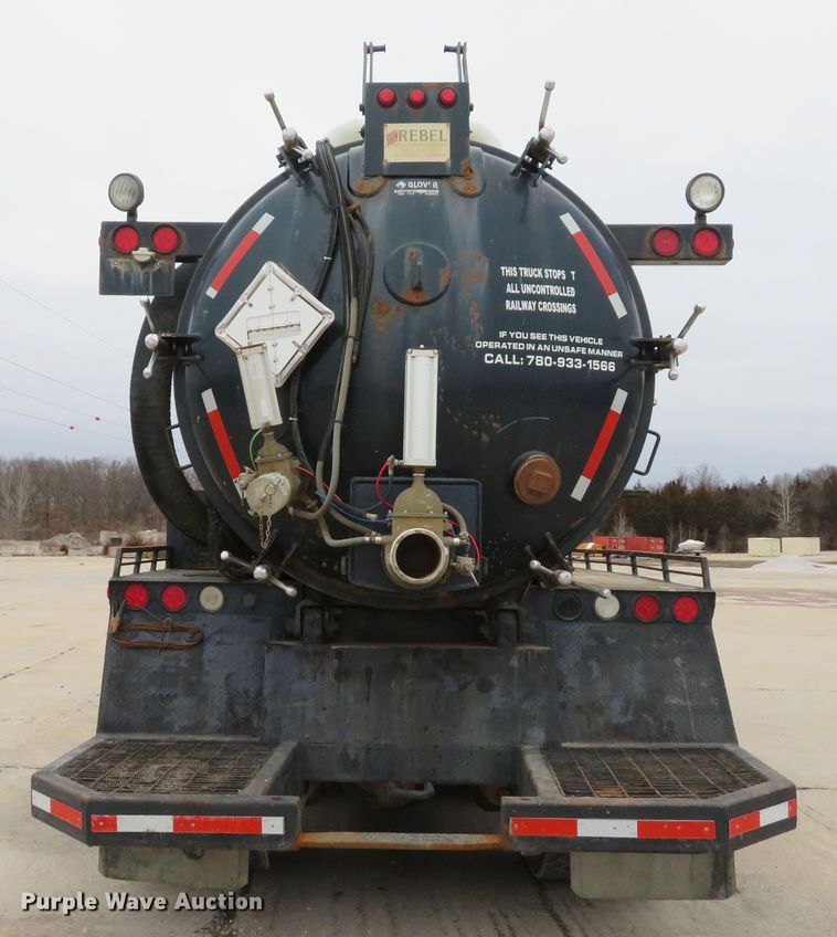 image for item DI2040 2002 International 5600i vacuum truck