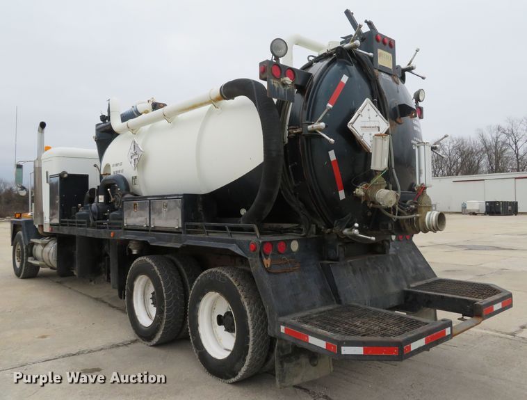 image for item DI2040 2002 International 5600i vacuum truck