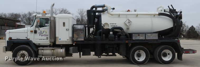 image for item DI2040 2002 International 5600i vacuum truck