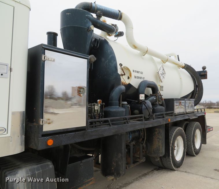 image for item DI2040 2002 International 5600i vacuum truck