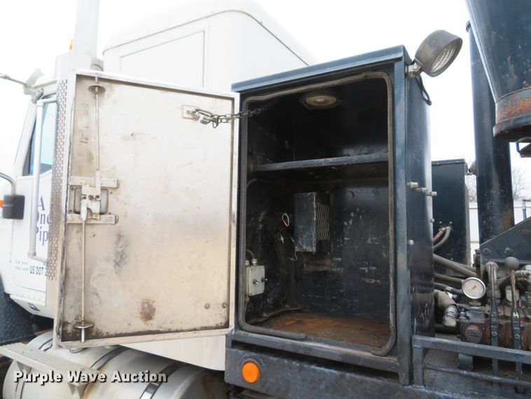 image for item DI2040 2002 International 5600i vacuum truck