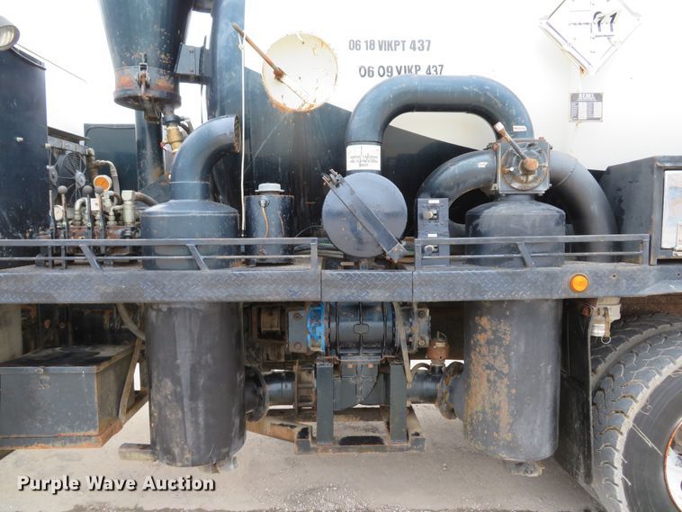 image for item DI2040 2002 International 5600i vacuum truck