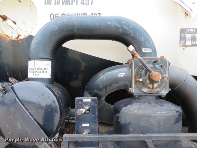 image for item DI2040 2002 International 5600i vacuum truck