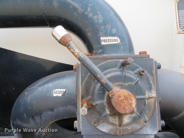 image for item DI2040 2002 International 5600i vacuum truck