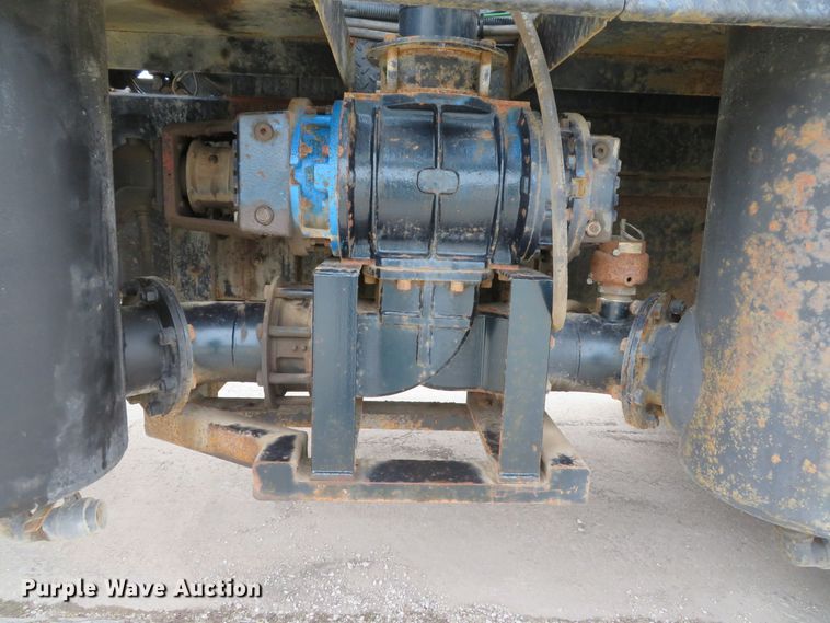 image for item DI2040 2002 International 5600i vacuum truck