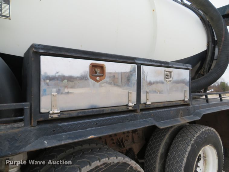 image for item DI2040 2002 International 5600i vacuum truck