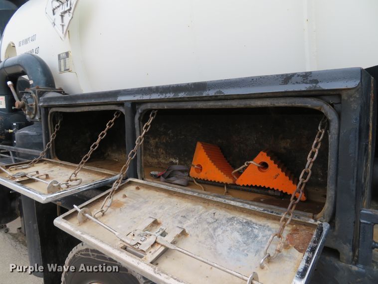 image for item DI2040 2002 International 5600i vacuum truck