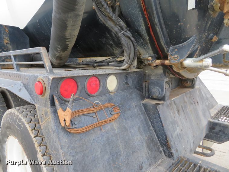 image for item DI2040 2002 International 5600i vacuum truck