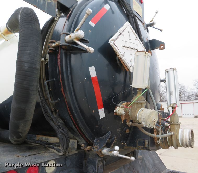 image for item DI2040 2002 International 5600i vacuum truck