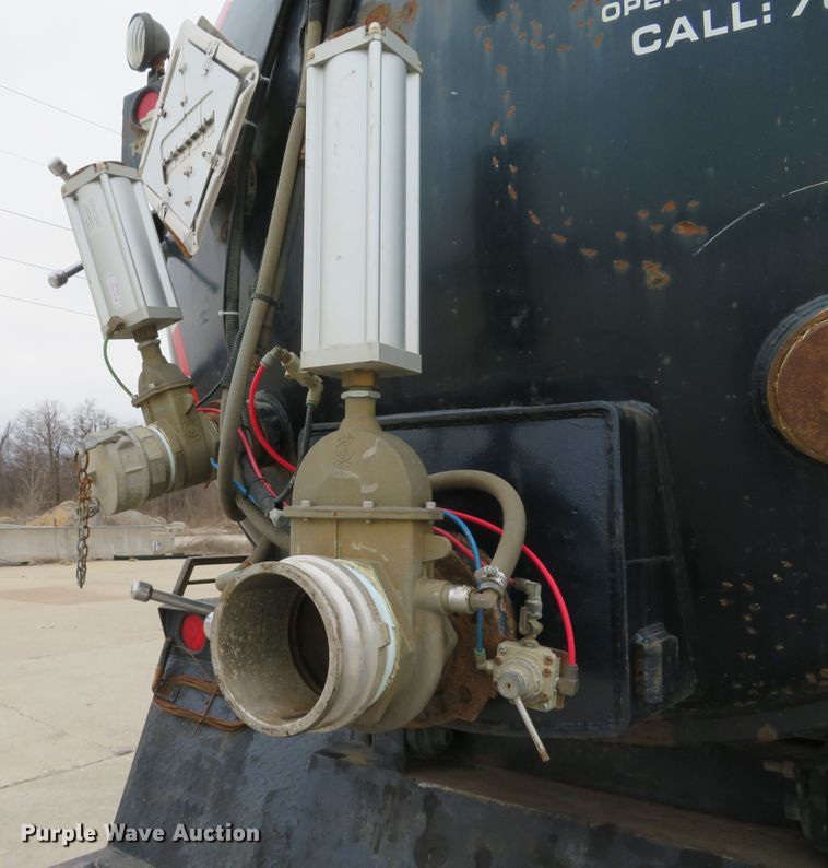 image for item DI2040 2002 International 5600i vacuum truck