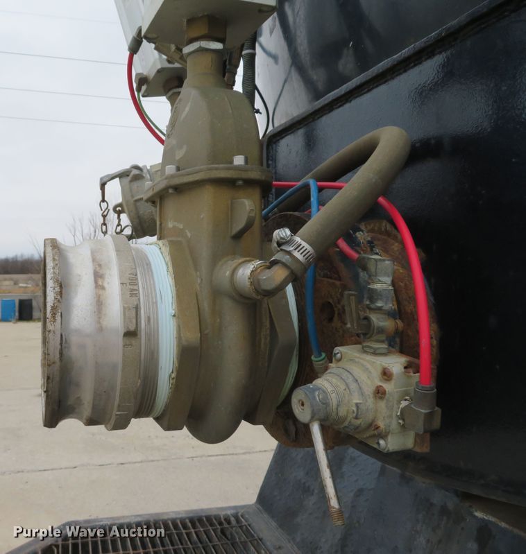 image for item DI2040 2002 International 5600i vacuum truck