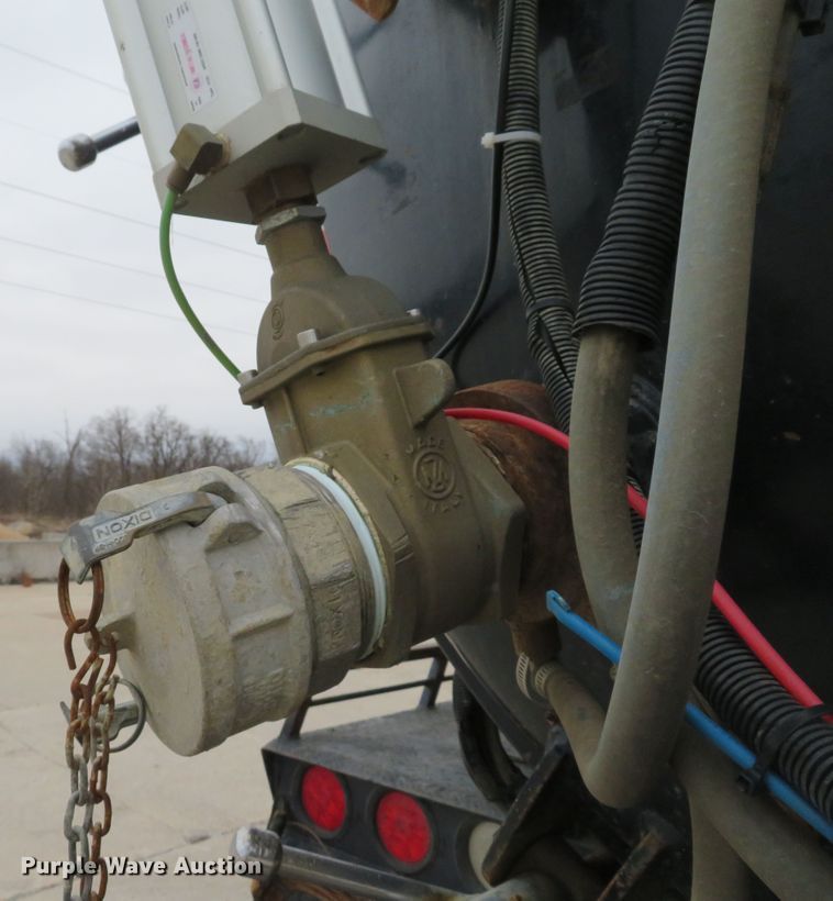 image for item DI2040 2002 International 5600i vacuum truck