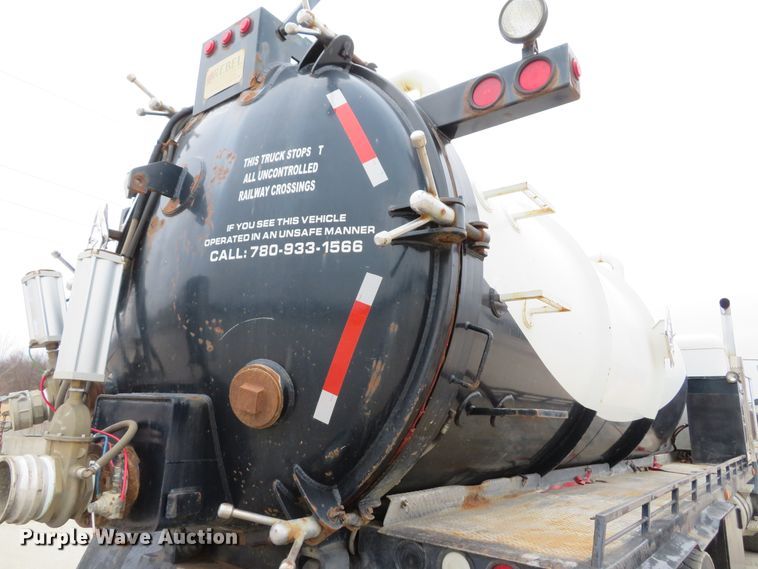 image for item DI2040 2002 International 5600i vacuum truck