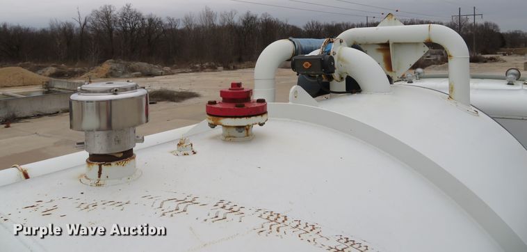 image for item DI2040 2002 International 5600i vacuum truck