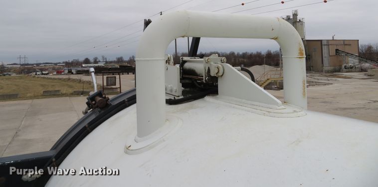 image for item DI2040 2002 International 5600i vacuum truck