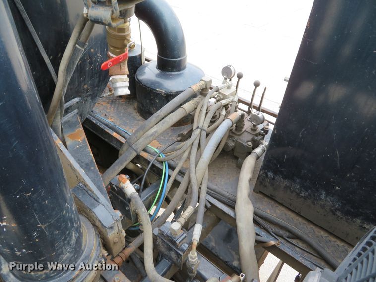 image for item DI2040 2002 International 5600i vacuum truck