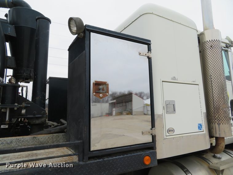 image for item DI2040 2002 International 5600i vacuum truck