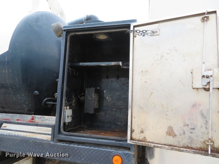 image for item DI2040 2002 International 5600i vacuum truck