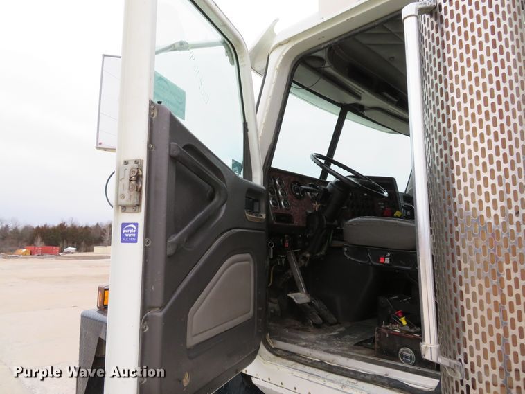 image for item DI2040 2002 International 5600i vacuum truck