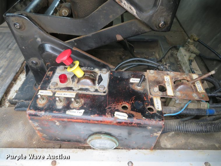 image for item DI2040 2002 International 5600i vacuum truck