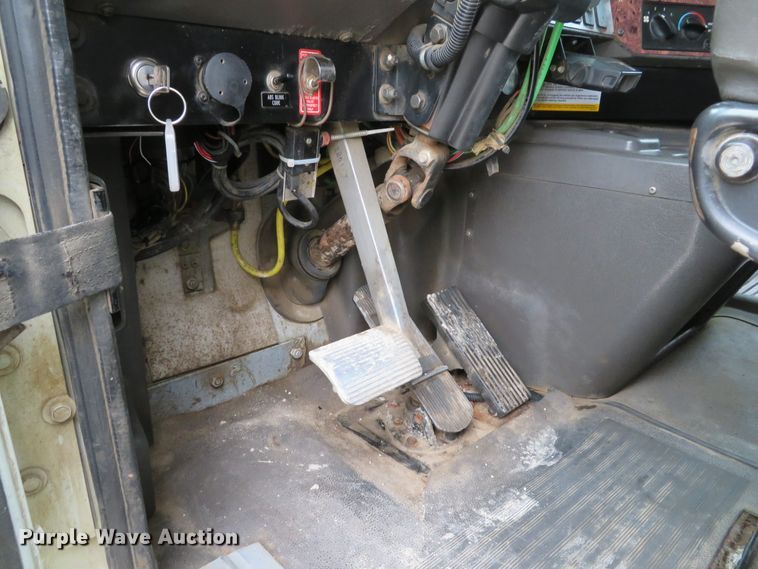 image for item DI2040 2002 International 5600i vacuum truck