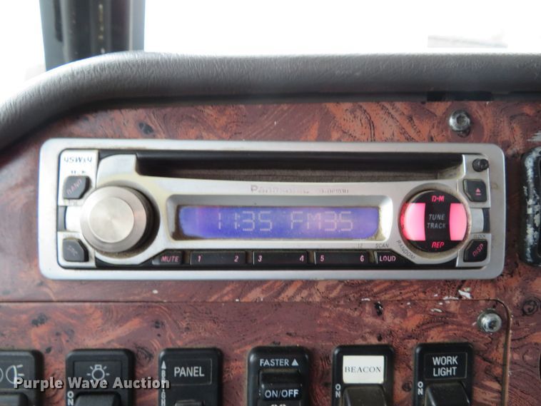 image for item DI2040 2002 International 5600i vacuum truck