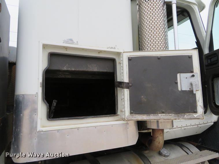 image for item DI2040 2002 International 5600i vacuum truck