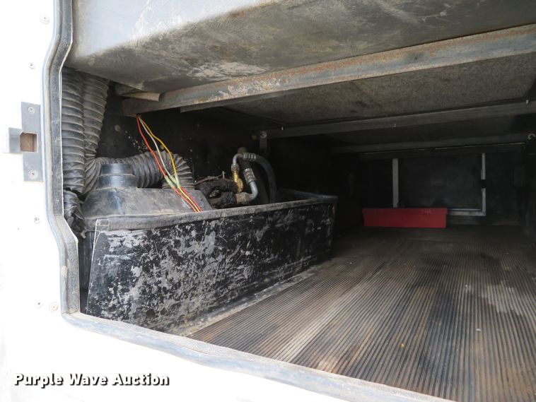 image for item DI2040 2002 International 5600i vacuum truck