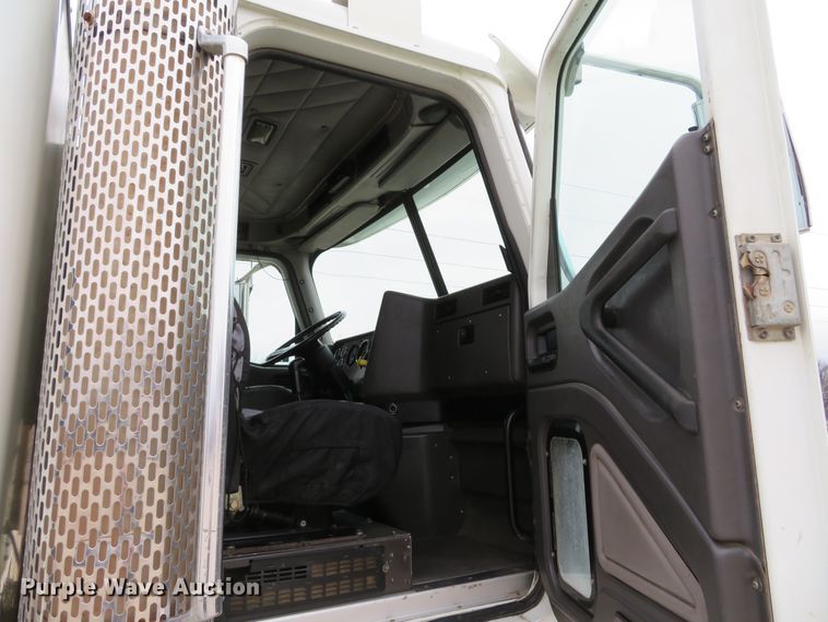 image for item DI2040 2002 International 5600i vacuum truck