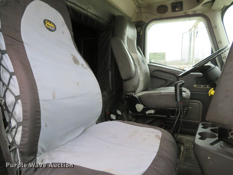 image for item DI2040 2002 International 5600i vacuum truck