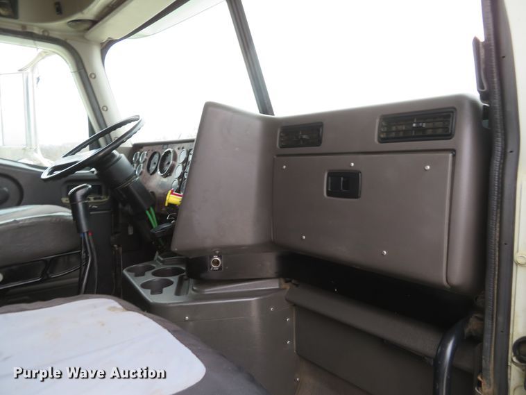 image for item DI2040 2002 International 5600i vacuum truck