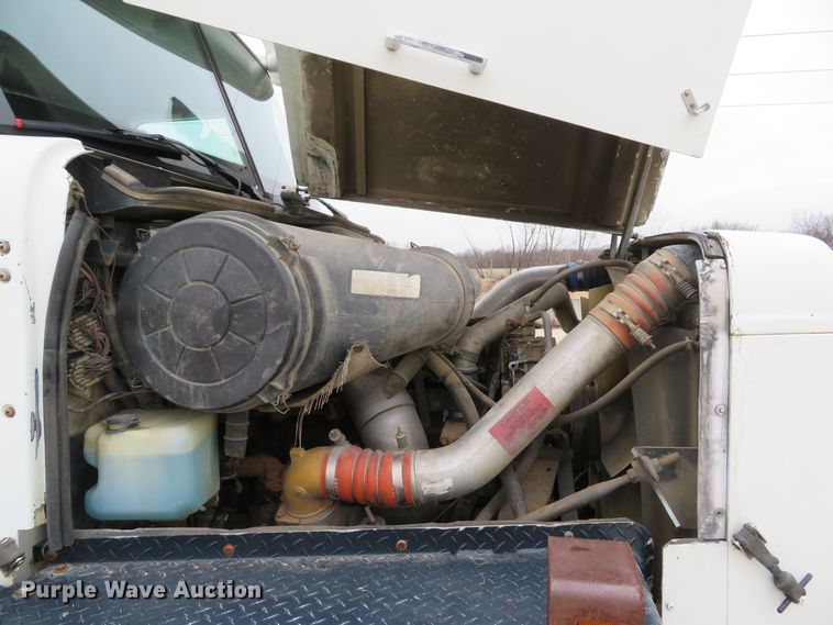 image for item DI2040 2002 International 5600i vacuum truck