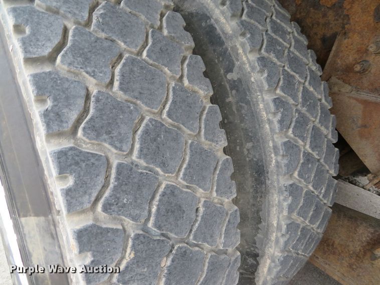 image for item DI2040 2002 International 5600i vacuum truck