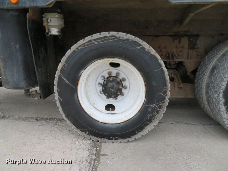 image for item DI2040 2002 International 5600i vacuum truck