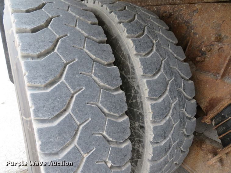 image for item DI2040 2002 International 5600i vacuum truck