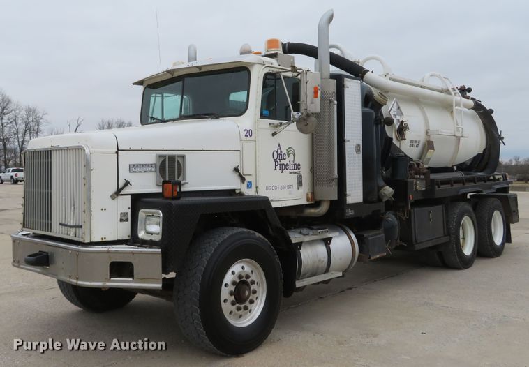 image for item DI2041 1999 International Paystar 5000 vacuum truck