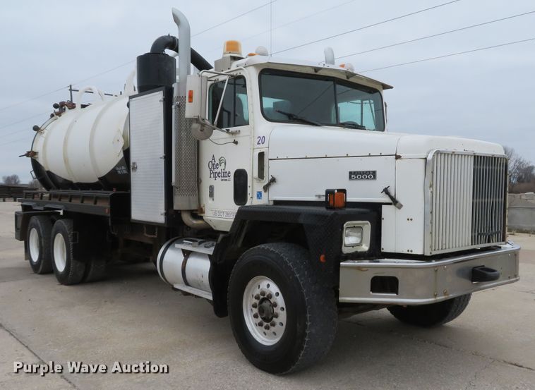 image for item DI2041 1999 International Paystar 5000 vacuum truck